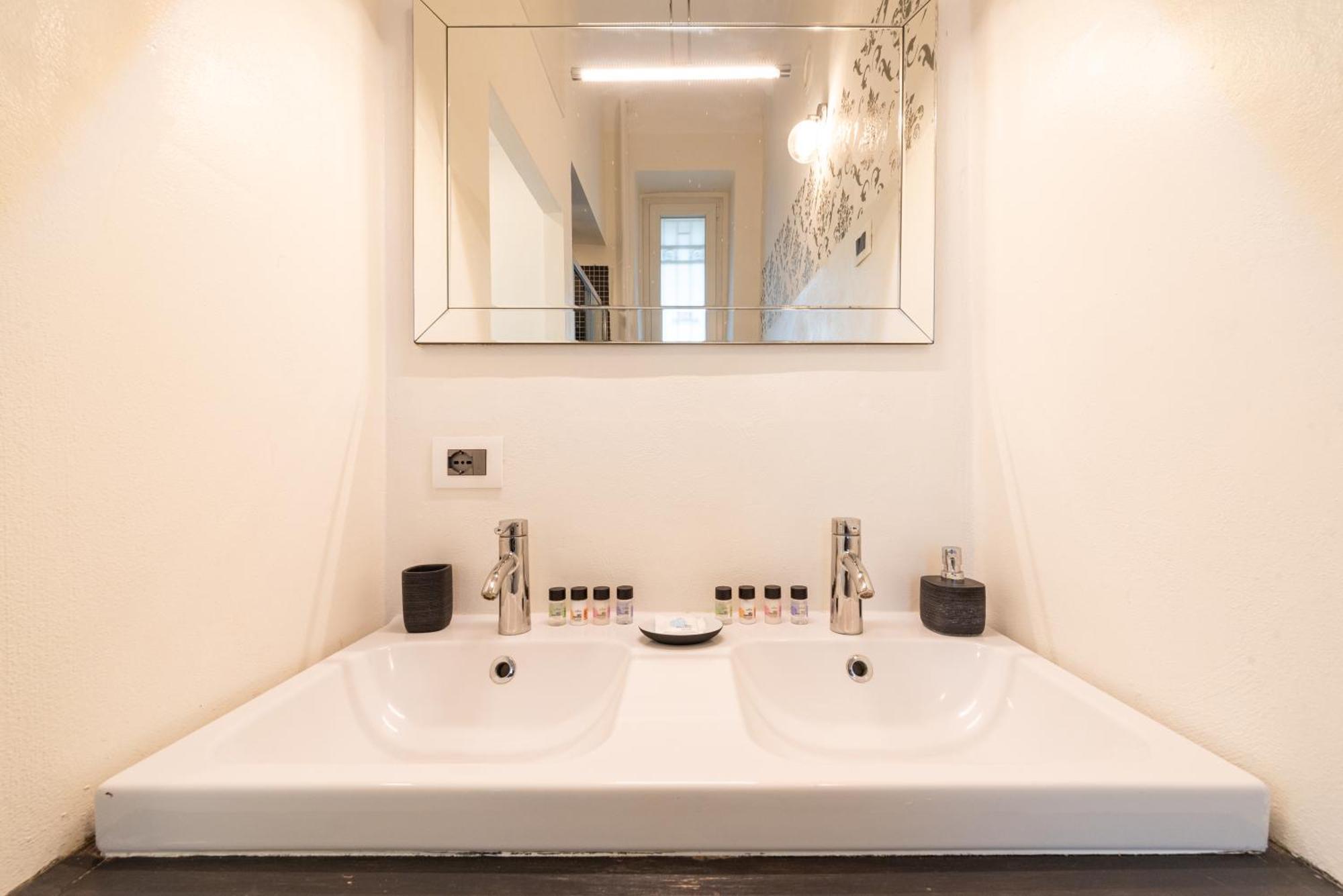 10' Duomo & Central Station Large Apartment มิลาน ภายนอก รูปภาพ